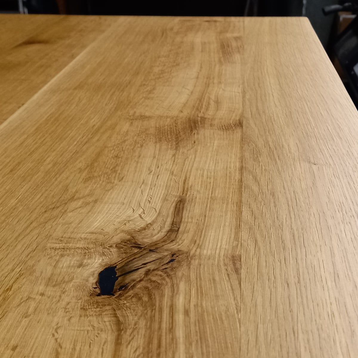 Povrch stolové desky z masivních dubových fošen