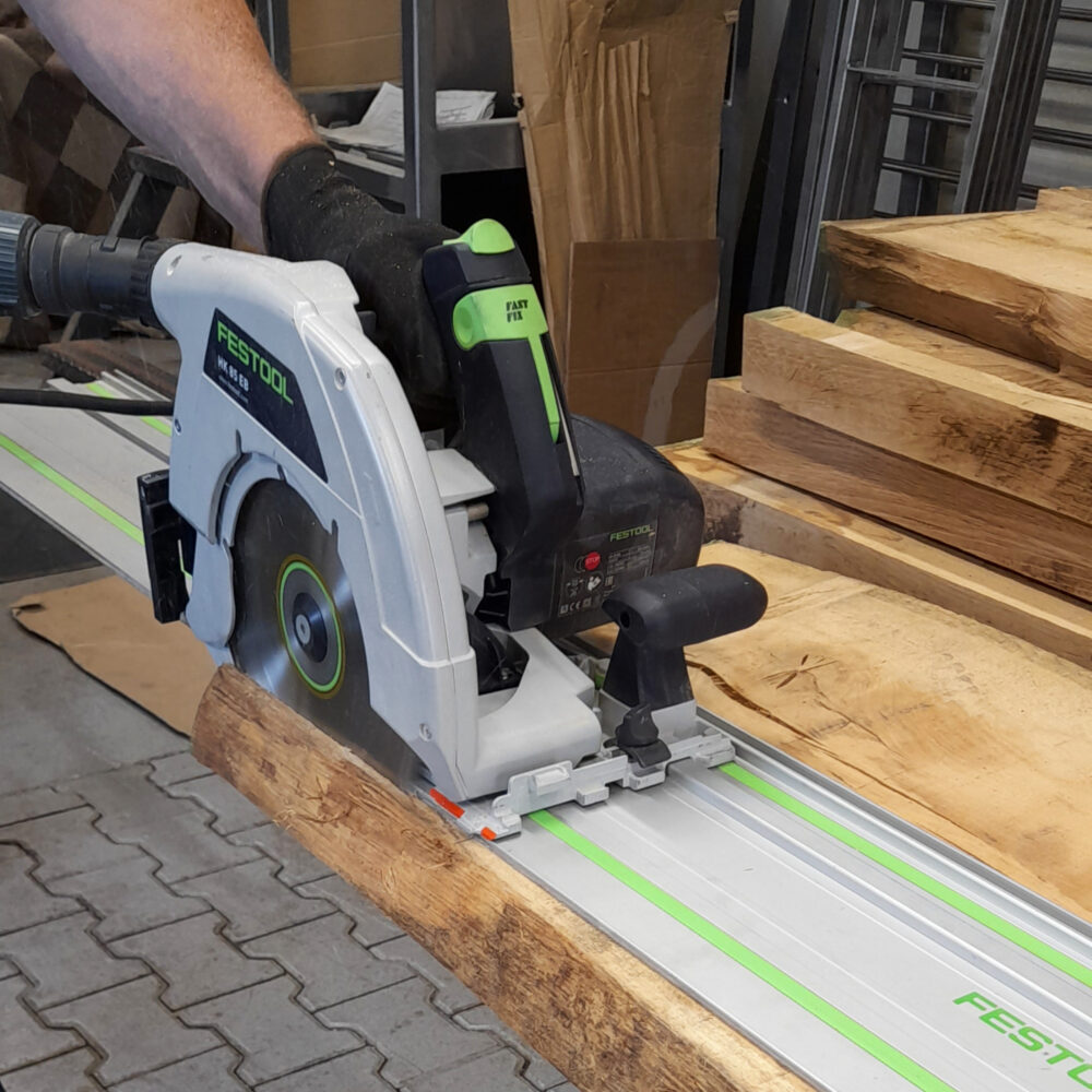 Řezání fošen pro dubovou spárovku ruční pilou Festool