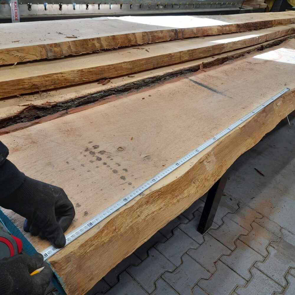 Vyměřování dubové fošny při výrobě dubové spárovky